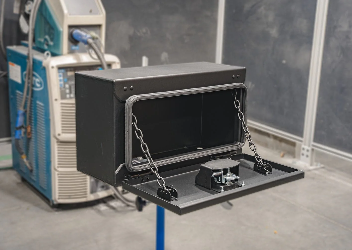 Underbody Carbon Steel Toolbox - 14x11x24 - Image 4