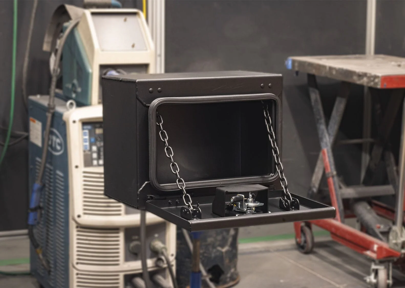 Underbody Carbon Steel Toolbox - 14x12x18 - Image 4