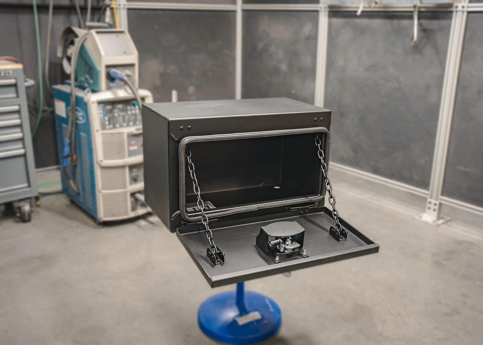 Underbody Carbon Steel Toolbox - 15x15x24 - Image 4