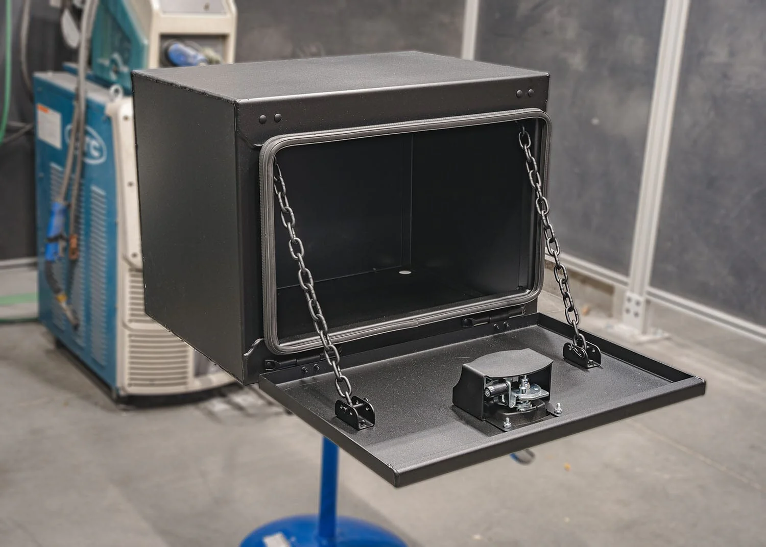 Underbody Carbon Steel Toolbox - 18x18x24 - Image 4
